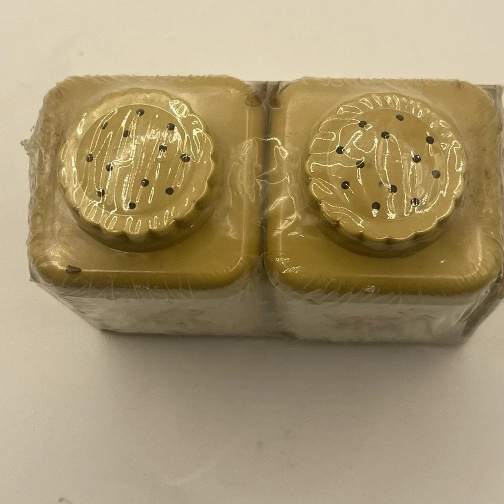 Retro MCM Butterfly Salt Pepper Shaker Set Vintage Sterilite Sealed